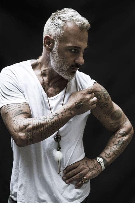 gianluca vacchi foto nudo|Gianluca Vacchi hot, l’imprenditore abbassa lo slip e scopre le。